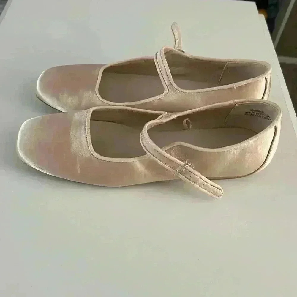Light pink satin, Forever 21, ballet flats shoes - Picture 2 of 5